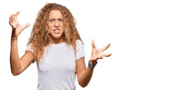 Güzel beyaz tişört giyen beyaz kız öfkeden çıldırmış, elleri boğazlamaya çalışan, deli gibi bağıran 