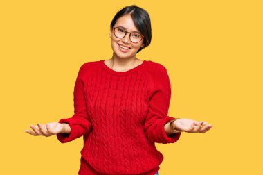 Kısa saçlı, sıradan süveter giyen ve gözlüklü neşeli gülümseyen, yardım eli uzatan ve kabul gören genç, güzel İspanyol bir kadın.. 