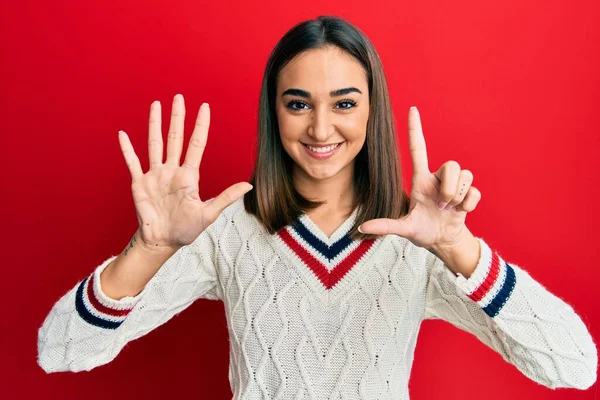 Młoda Brunetka Dziewczyna Luźnym Studenckim Swetrze Pokazuje Wskazuje Palcem Numer — Zdjęcie stockowe