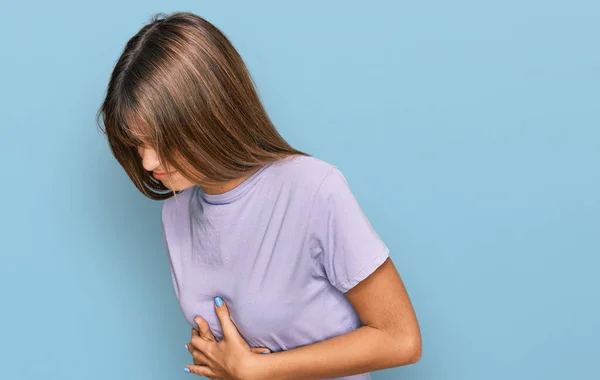 消化不良 痛みを伴う病気が体調不良のため 10代の白人の少女は胃の上に手でカジュアルな服を着ている キャッシュ コンセプト — ストック写真