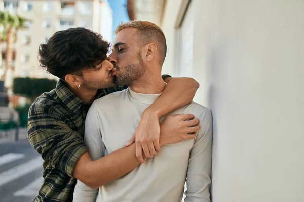 Young Gay Couple Hugging Kissing City — Stock Photo, Image