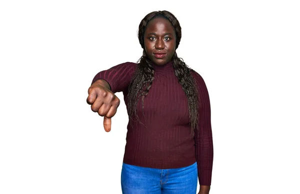 Mujer Africana Joven Que Usa Suéter Invierno Casual Que Infeliz —  Fotos de Stock