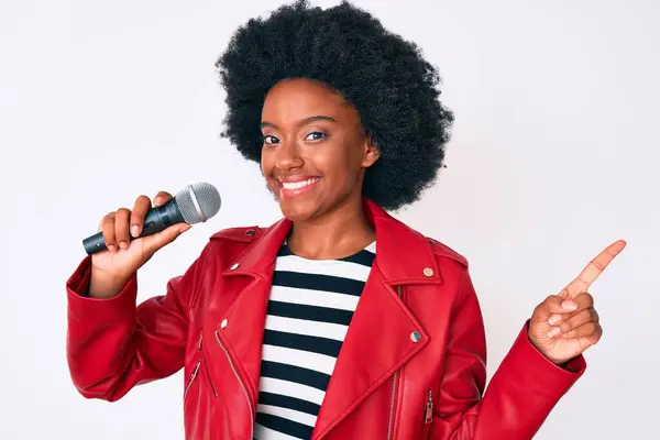 Ung Afrikansk Amerikansk Kvinna Sjunger Sång Med Mikrofon Leende Glad — Stockfoto