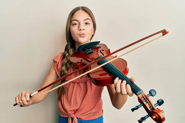 Menina Morena Bonita Tocando Violino Olhando Para Câmera Soprando Beijo — Fotografia de Stock