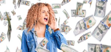 Kıvırcık saçlı, sıradan bir kot ceket giyen, el ve ağızla bağırıp çağıran genç sarışın kadın. iletişim konsepti.