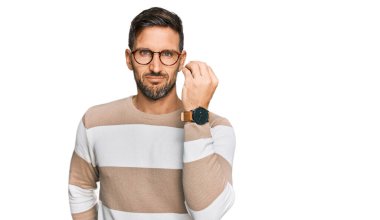 Sakallı, sıradan kıyafetler giyen, gözlüklü, İtalyan jestleri yapan, elleri ve parmakları kendine güvenen yakışıklı bir adam. 