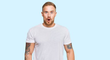 Sıradan kıyafetler giyen genç İrlandalı. Şaşırmış ve korkmuş bir ifade, korku ve heyecanlı bir yüz.. 