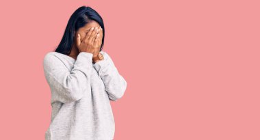 Uzun saçlı, sıradan kıyafetler giyen, suratını elleriyle kapatıp ağlayan İspanyol bir kadın. depresyon kavramı. 