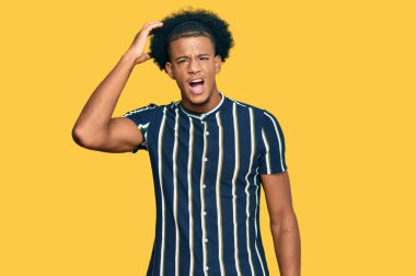 Afro saçlı, sıradan kıyafetler giyen Afro-Amerikalı bir adam soru sormayı merak ediyor. Şüpheyle kararsız, kafa kafaya düşünerek. Düşünceli kavram. 