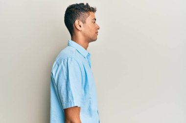 Genç, yakışıklı, Afro-Amerikalı, sıradan kıyafetler giyen, rahat bir görünüm takınan, kendine güvenen bir gülümsemeyle doğal bir yüz ifadesi takınan.. 