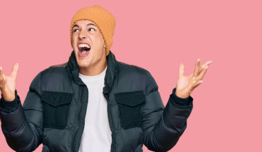 Kar giyen yakışıklı beyaz adam deli gibi bağırıyor, bağırıyor, agresif bir ifade ve kollarla bağırıyor. hüsran kavramı. 