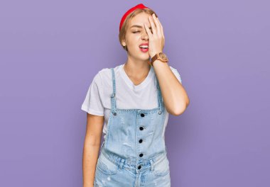 Kafkasyalı genç bir kız günlük kıyafetler giyiyor. Yarı yüzünü, göz ve ağzını eliyle kapatmaktan yorulmuş. Yüzüm acıyor.. 