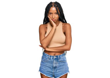 Güzel İspanyol kadın gündelik kıyafetler giyip kollarını kavuşturarak depresyondan sıkılmış ve yorgun görünüyor.. 