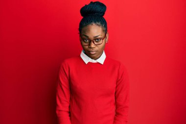 Gündelik kıyafetler giyen, gözlüklü, şüpheci ve gergin genç Afro-Amerikalı kadın sorun yüzünden üzgün. negatif kişi. 