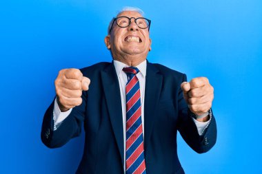 Beyaz üst düzey bir adam takım elbise giymiş ve kravat takmış kızgın ve kızgın bir şekilde bağırıyor. Öfkeyle bağırıyor. öfke ve agresif konsept. 