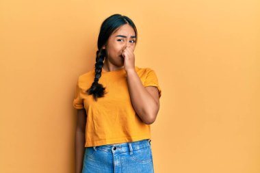 Gündelik giysiler giyen genç Latin bir kadın pis ve iğrenç bir koku alıyor. Dayanılmaz bir koku. Nefesini burnunda tutuyor. Kötü kokuyor. 