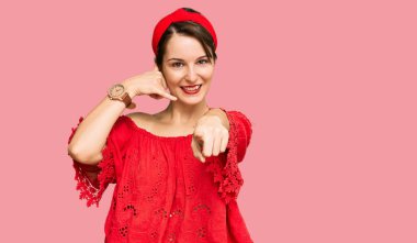 Kısa saçlı, kısa saçlı, günlük yaz kıyafetleri giyen ve diyabet gülümsemesi olan genç esmer bir kadın telefonla konuşuyor ve seni işaret ediyor. Ara beni.. 