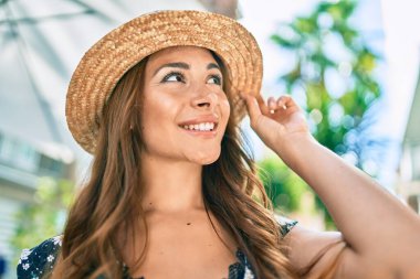 Genç İspanyol kadın tatilde. Gülümsüyor. Şehrin caddesinde mutlu yürüyüşler..