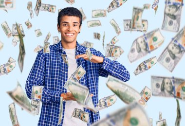 Genç Afrikalı Amerikalı sıradan kıyafetler giyen, elleri büyük ve büyük boy işareti gösteren, ölçü sembolü olan bir adam. Kameraya bakıp gülümsüyor. ölçüm kavramı.