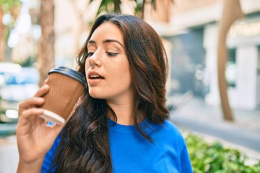 Genç İspanyol kadın şehirde kahve içiyor..