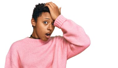 Genç Afro-Amerikan kadın, gündelik giysiler giyip, kafa kafaya bir hata sonucu şaşırdı. Hatayı hatırlayın. Unuttum, kötü hafıza kavramı. 