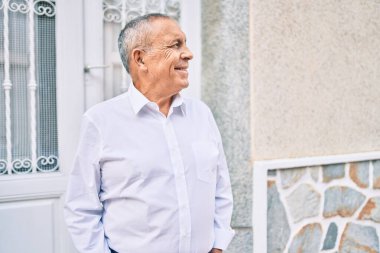 Son sınıf öğrencisi gülümseyerek şehirde mutlu mesut yürüyor..