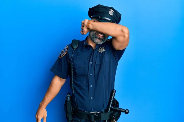 Homem Bonito Meia Idade Vestindo Uniforme Policial Cobrindo Olhos Com — Fotografia de Stock