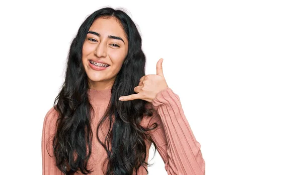 Adolescente Ispanica Con Apparecchio Dentale Indossa Abiti Casual Sorridente Facendo — Foto Stock