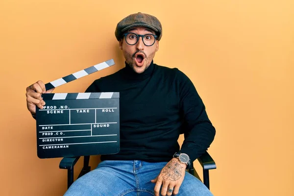 Knappe Man Met Tatoeages Met Videofilm Klapbord Zittend Regisseur Stoel — Stockfoto