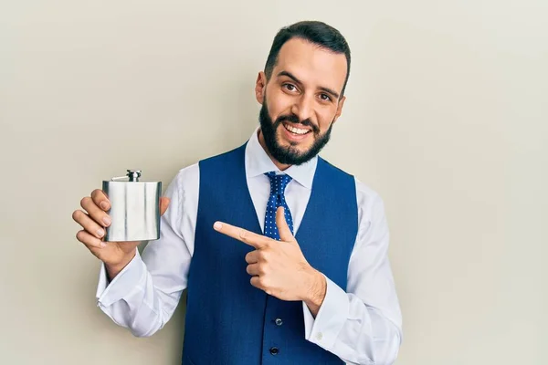 Giovane Con Barba Bere Whisky Dalla Fiaschetta Sorridente Felice Indicando — Foto Stock