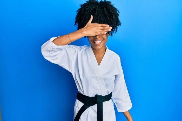 Afrikai Amerikai Afro Hajjal Karate Kimonóval Fekete Övvel Mosolyogva Nevetve — Stock Fotó