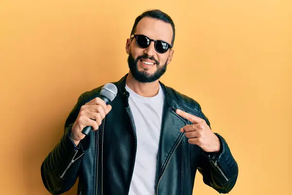 Giovane Con Barba Cantare Canzone Utilizzando Microfono Sorridente Felice Puntando — Foto Stock