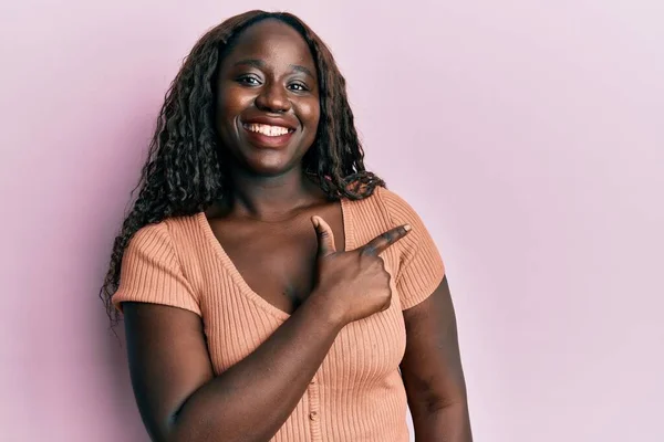 Africaine Jeune Femme Portant Des Vêtements Décontractés Souriant Joyeuse Pointant — Photo