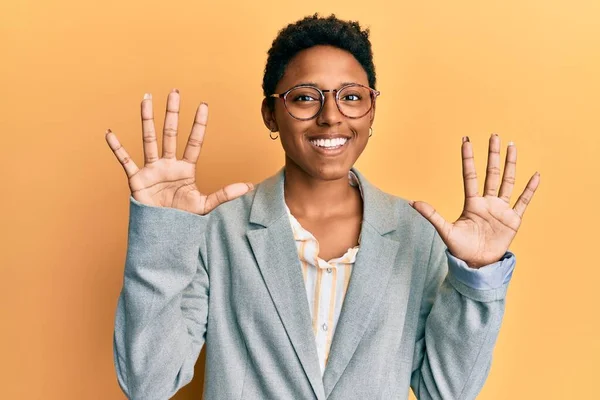 Jovem Afro Americana Vestindo Jaqueta Negócios Óculos Mostrando Apontando Para — Fotografia de Stock