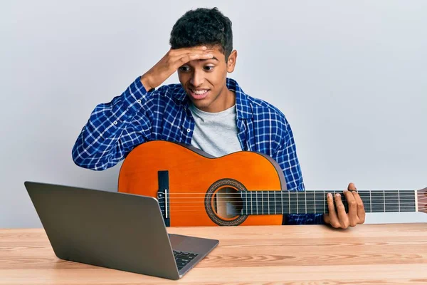 Joven Guapo Afroamericano Hombre Aprendiendo Guitarra Clásica Tutorial Línea Estresado —  Fotos de Stock