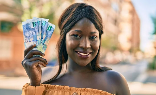 Mladý Africký Američan Žena Usměvavý Šťastný Držení Jižní Afriky Rands — Stock fotografie