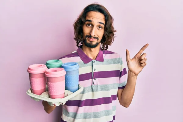 Giovane Uomo Ispanico Tenendo Vassoio Con Take Away Caffè Sorridente — Foto Stock