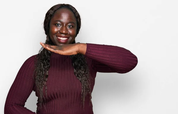 Молодая Африканская Женщина Обычном Зимнем Свитере Жестикулирует Руками Показывая Большой — стоковое фото