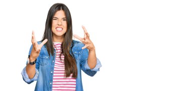 Genç esmer kadın, gündelik giysiler içinde öfkeyle bağırıyor, elleri boğazlamaya çalışıyor, deli gibi bağırıyor. 