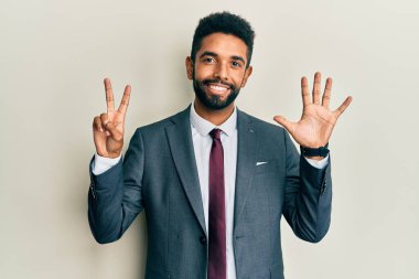 Yakışıklı, sakallı, takım elbiseli ve kravatlı, yedi numaralı parmaklarıyla gösteriş yapan, kendine güvenen ve mutlu bir İspanyol.. 