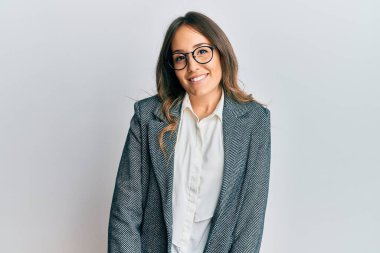 Genç esmer kadın akıllı telefonda konuşuyor. Gülümsüyor ve kameraya göz kırpıyor. Zafer işareti yapıyor. İki numara.. 