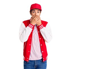 Beyzbol üniforması giyen genç Afrikalı Amerikalı adam yanlışlıkla ağızlarını kapatarak şok geçirdi. gizli kavram. 