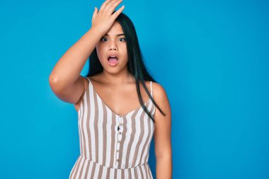 Gündelik kıyafetler giyen genç güzel Asyalı bir kız. Hatayla el ele tutuşup şaşırdı. Hatayı hatırla. Unuttum, kötü hafıza kavramı. 