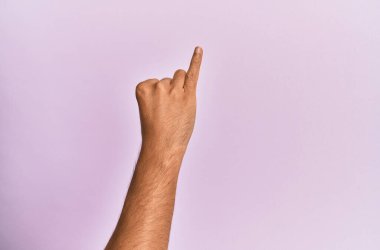 Pembe izole edilmiş arka planda beyaz bir gencin kolu ve eli serçe parmağının söz verme sözü olduğunu gösteriyor. Bir numara: 