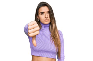 Gündelik kıyafetler giyen genç İspanyol kadın mutsuz görünüyor ve reddediliyor ve olumsuz bir hareket yapıyor. kötü ifade. 