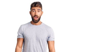 Gündelik kıyafetler giyen genç İspanyol adam şaşkınlık ve şaşkınlık dolu bir ifade, korku ve heyecanlı bir yüz ifadesiyle şoka uğramış ve korkmuştu.. 