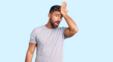 Gündelik giysiler giyen genç İspanyol bir adam hata için el ele tutuşup şaşırdı. Hatayı hatırla. Unuttum, kötü hafıza kavramı. 