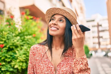 Genç Afrikalı Amerikalı turist kadın tatilde. Şehirdeki akıllı telefondan sesli mesaj dinliyor..