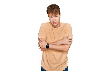 Kafkasyalı genç bir adam günlük giysiler giyiyor. Kış soğuğu için titriyor ve donuyor. Yüzünde üzgün ve şok ifadesi var. 