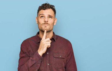 Gündelik kıyafetler giyen genç İspanyol adam şüphe üzerine yoğunlaşmıştı. Parmakları çenesinde ve yukarı bakıyordu. 